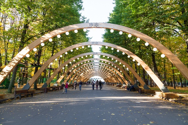 Парки Москвы для прогулок, сады и зоны отдыха: Зарядье, Измайловский, Горького, Лианозовский, Терлецкий, Кусково, Воронцовский, сад Эрмитаж, Нескучный