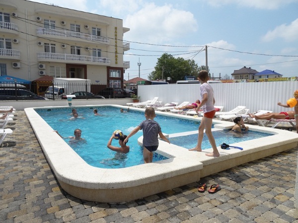 Гостевые дома в Витязево рядом с морем с питанием, бассейном, частный сектор, песчаный пляж. Цены и отзывы