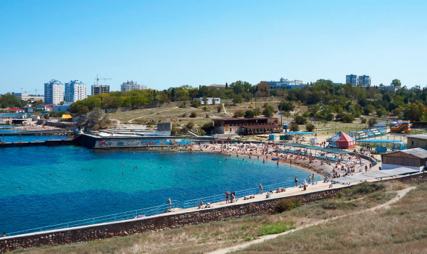 Отели в Севастополе на берегу моря все включено с бассейном, питанием, пляжем. Цены