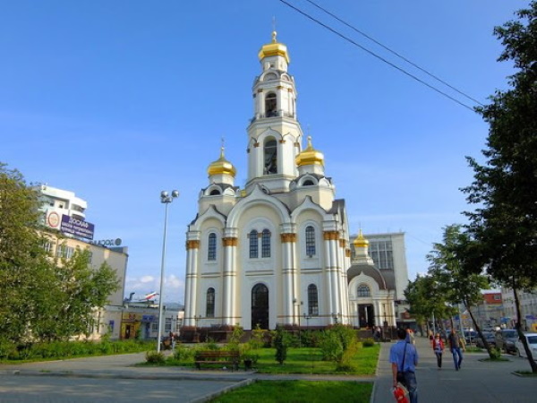 Екатеринбург златоуст. Храм колокольня большой Златоуст Екатеринбург. Максимилиановская Церковь большой Златоуст. Храм Иоанна Златоуста Екатеринбург. Колокольня большого Златоуста Екатеринбург.