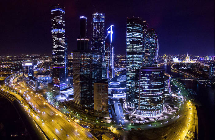 Москва-Сити ночью. Фото зданий, с набережной, машины, смотровая площадка