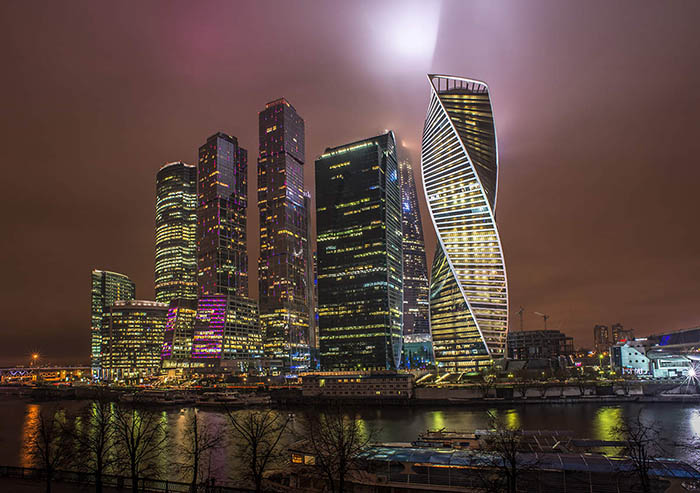 Москва-Сити ночью. Фото зданий, с набережной, машины, смотровая площадка