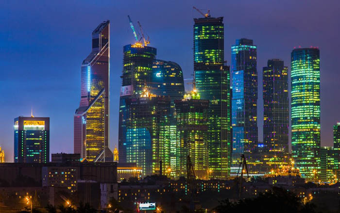 Москва-Сити ночью. Фото зданий, с набережной, машины, смотровая площадка