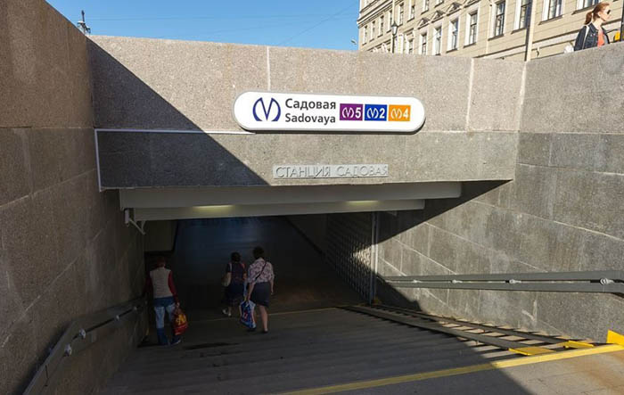 Мост со львами в Санкт-Петербурге с золотыми крыльями