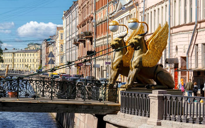 Мост со львами в Санкт-Петербурге с золотыми крыльями