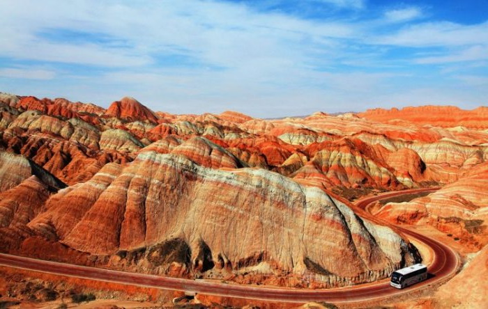 Чжанъе (Zhangye), Китай, и радужные горы Данься. Фото