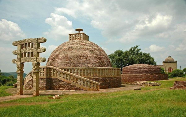 Большая Ступа в Санчи, Индия. Фото буддийского храма