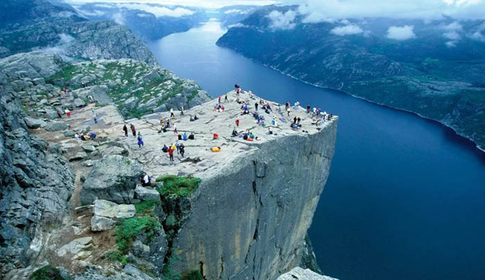 Прекестулен (Preikestolen) скала, Норвегия. Фото утеса, скандинавские горы