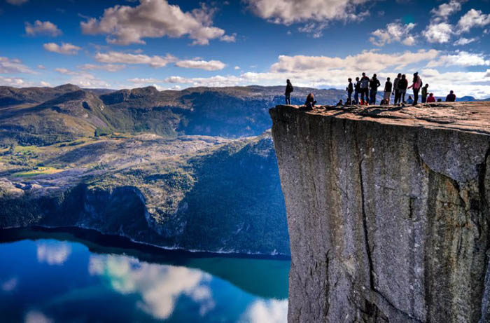 Прекестулен (Preikestolen) скала, Норвегия. Фото утеса, скандинавские горы