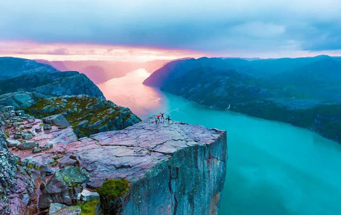 Прекестулен (Preikestolen) скала, Норвегия. Фото утеса, скандинавские горы