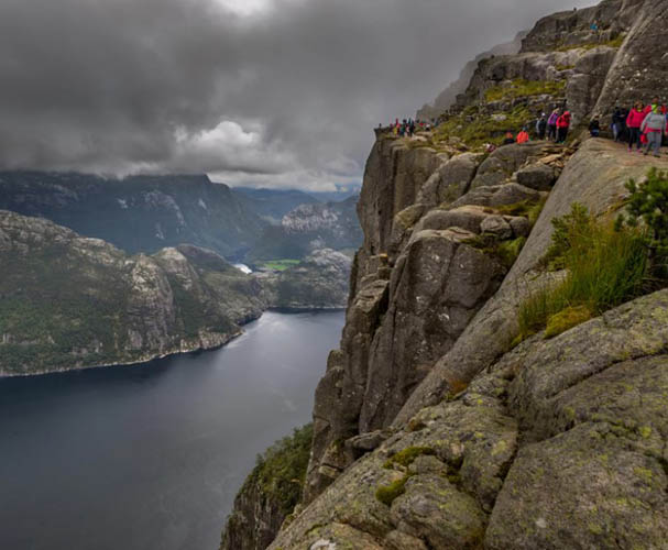 Прекестулен (Preikestolen) скала, Норвегия. Фото утеса, скандинавские горы
